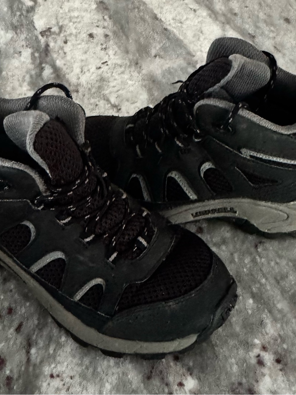 Merrell Kids' Oakcreek Mid Lace Hiker Size 1